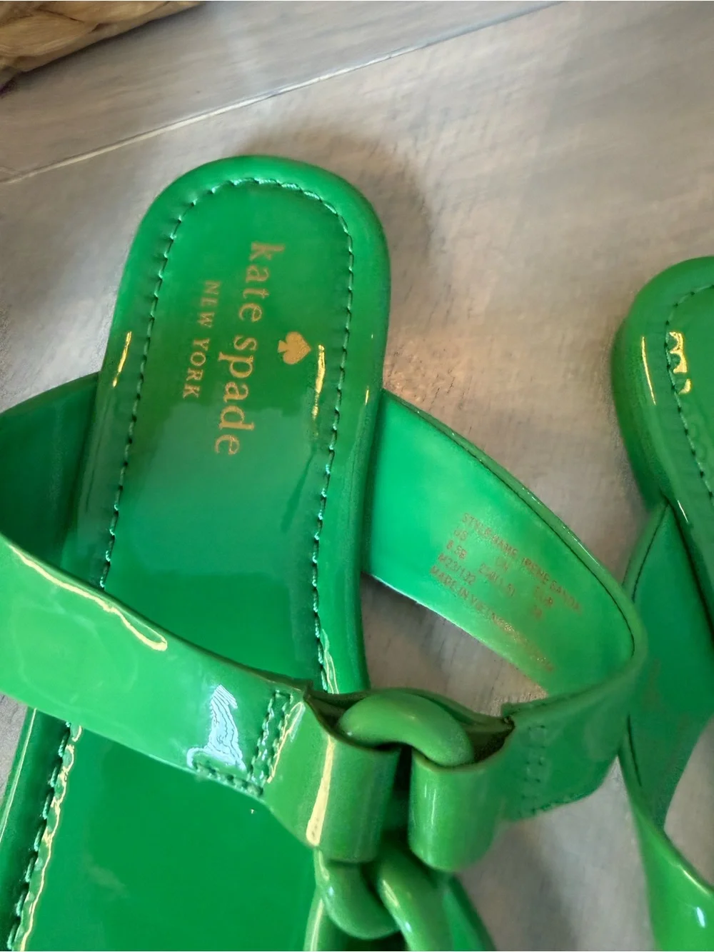 kate spade glossy green chain-detail thong sandals